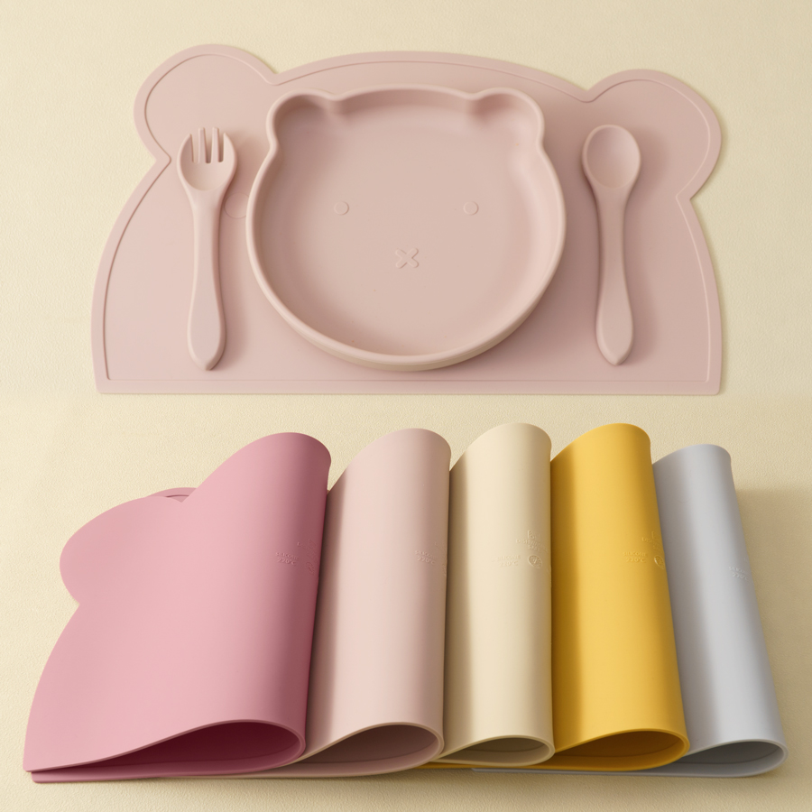 Baby Food Menu - ชุดให้อาหารเด็กทารกบนโต๊ะอาหารสำหรับเด็กทำจากซิลิโคน BPA ฟรี4ชิ้นช้อนส้อมรับประทานอาหารแผ่นซิลิโคนรองจานเด็ก